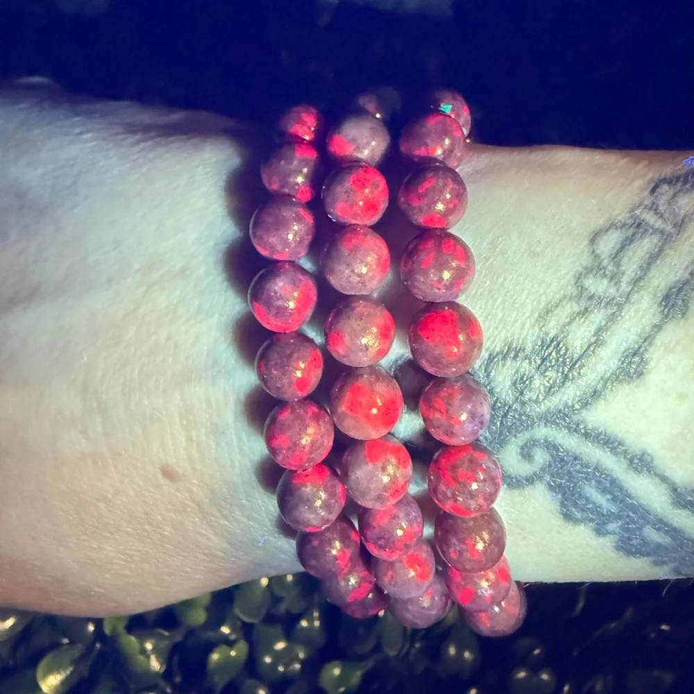 Ruby in Kyanite Beaded Bracelet *UV Reactive* - Picture 5 of 9